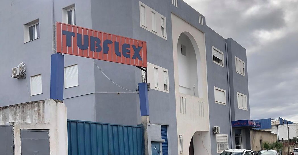 Le bâtiment Tubflex à Ezzahra, avec son enseigne rouge et bleue